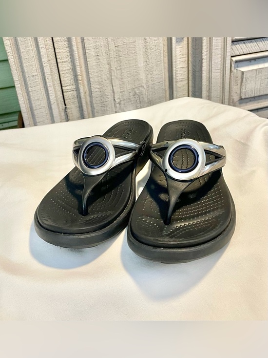 CROCS Shoes - CROCS Sanrah Wedge - Silver Ring/Comfort/Flip~Flop - Women’s Sz 8 - Black/Silver